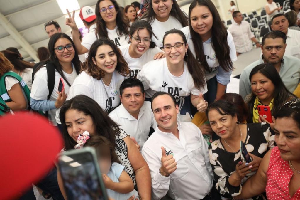 manolojim's tweet photo. Estamos a pocos días de decidir el futuro de Coahuila y hoy en #Saltillo seguimos haciendo el compromiso de construir un estado con igualdad de oportunidades para las mujeres. Queremos más mujeres empoderadas, realizadas, seguras y felices. (1/2) https://t.co/kd8kwkXArC