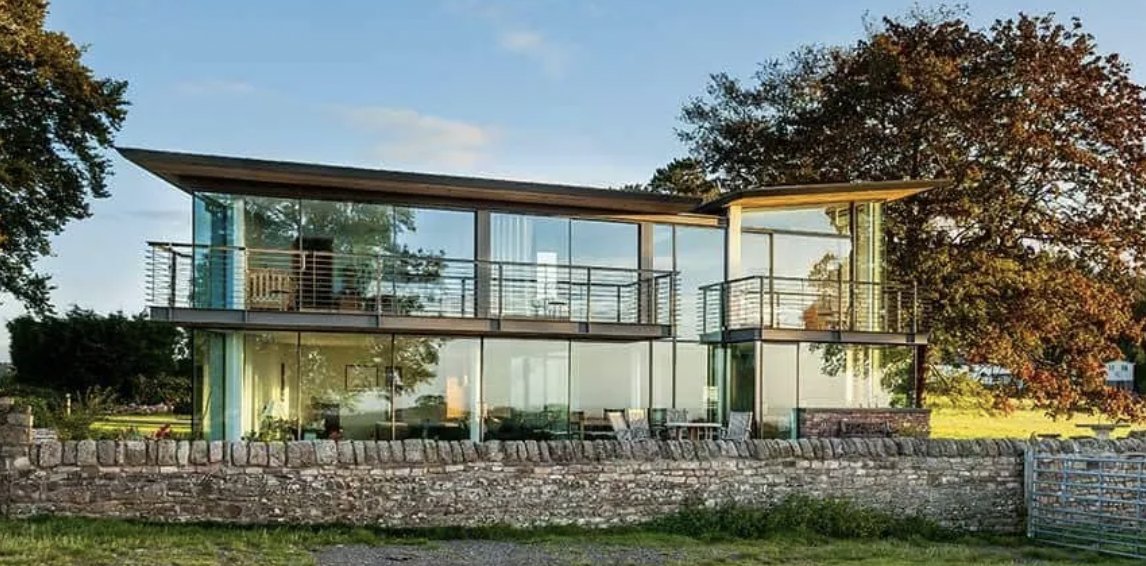 MEP_LLC's tweet image. 🏠🌞🌻 Embrace the beauty of a home filled with sunlight!

With its modern design and extensive glass, this house blurs the line between indoors and outdoors, while retaining heat in winter. Stay cool with installed louvers in summer!

#SunlitHome #ModernLiving #PanoramicViews