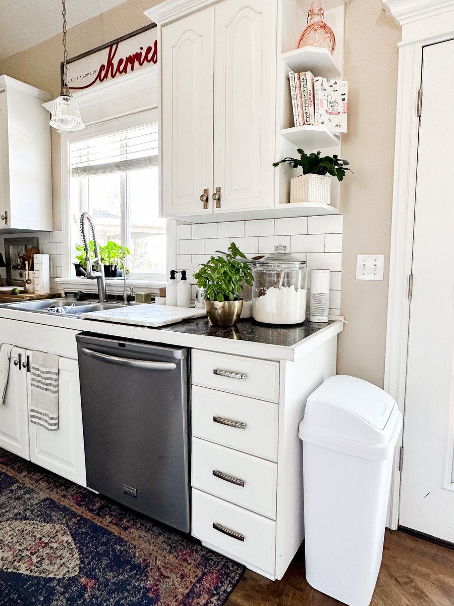 Sterilite_Corp's tweet photo. Housework can be a chore, but finishing your laundry and kitchen cleaning tasks can give you a sense of accomplishment! 💪 🧺 🧼
#sterilite #sterilitenation #laundryorganization #kitchenorganization #lessmess #organized #springcleaning https://t.co/cQ0AWscmAS