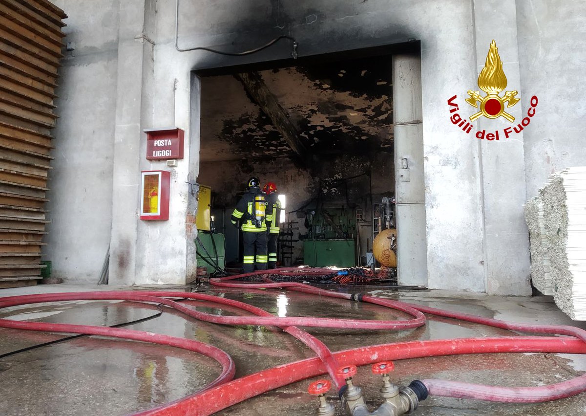 vvfveneto's tweet photo. #31maggio 17:45 #IsoladellaScala(VR), incendio di un capannone utilizzato come deposito mezzi agricoli. #Vigilidelfuoco con tre mezzi spengono le fiamme, evitando un incendio generalizzato #soccorsiquotidiani https://t.co/1WmSOI1bA5