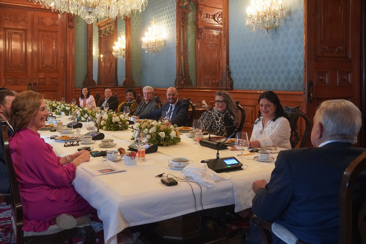 lopezobrador_'s tweet photo. Invitamos a desayunar en Palacio Nacional a los representantes de autores y compositores de México y del extranjero; auténticos defensores del gremio, creativos y admirables. https://t.co/1fxq4t5gsh