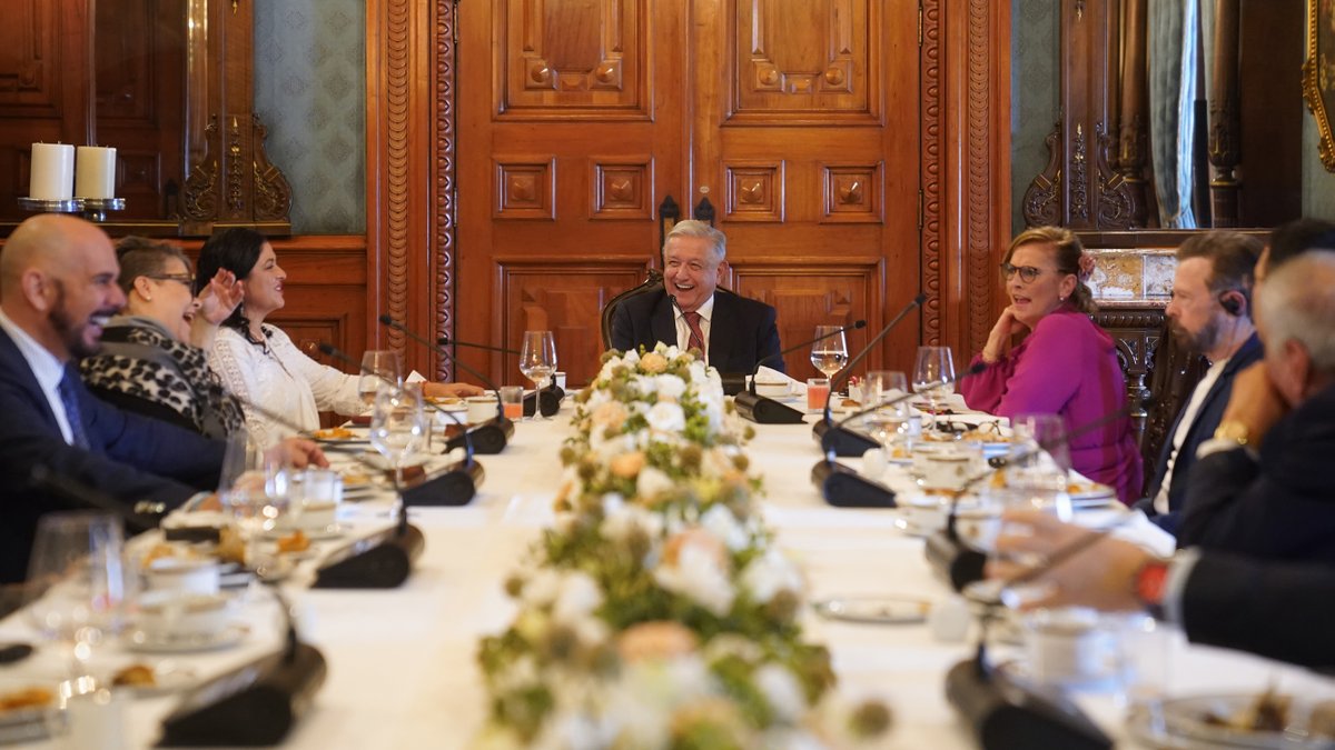 lopezobrador_'s tweet photo. Invitamos a desayunar en Palacio Nacional a los representantes de autores y compositores de México y del extranjero; auténticos defensores del gremio, creativos y admirables. https://t.co/1fxq4t5gsh