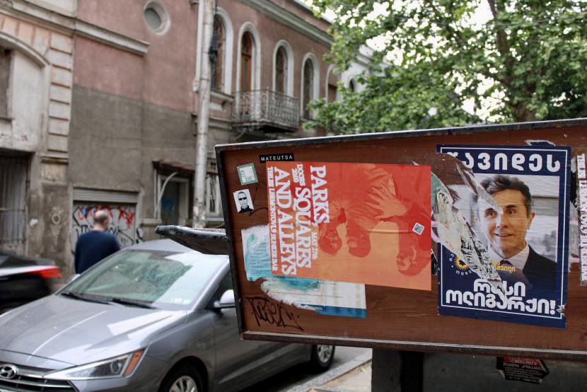 « La manière dont il dirige la Géorgie est la même que celle dont Poutine dirige la Russie »

Si Bidzina Ivanichvili n’occupe plus aucune fonction politique, l’oligarque continue de modeler la Géorgie dans l’ombre. 

Notre article, avec @LLlavori : cuej.info/dossiers-multi…