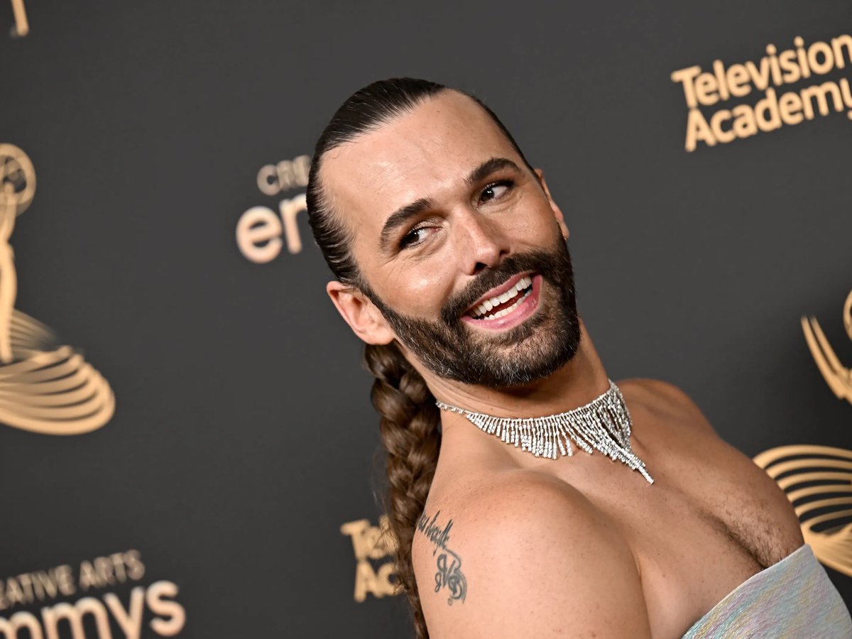 jackolchawski's tweet photo. One is Jonathan Van-Tam, the chair of the UK government's New and Emerging Respiratory Virus Threats Advisory Group, the other is Jonathan Van Ness, from Queer Eye.

Guess who I thought was the special guest to thank my wife’s work for their role in creating the Covid vaccine. https://t.co/VFp9c79TkM
