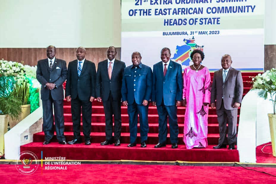 INSTANTnewsCD's tweet image. Fin du sommet #EAC à #Bujumbura. Grandes décisions : pré-cantonnement du #M23 à Rumangabo sous la supervision du facilitateur, de la Force régionale et des @FARDC et
Départ du contingent EAC le 8 sept 2023. Ce départ peut être anticipé au terme d'une évaluation prévue le 15 juin.