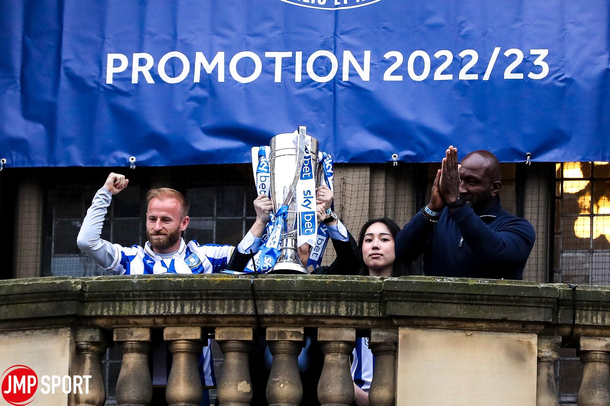 Barry Bannan of Sheffield Wednesday and manager Darren Moore celebrate promotion at Sheffield Town Hall

Via <a href="/sport_jmp/">JMP Sport</a> 

#swfc #Sheffield #sheffieldwednesday #leagueone #championship #football #wawaw