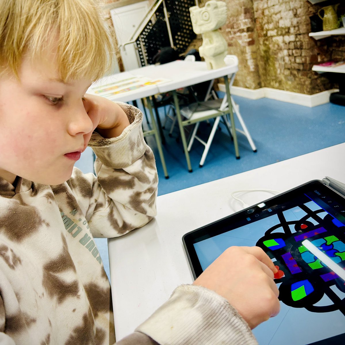 guardiansofbird's tweet photo. Fantastic &amp; focussed digital drawing workshop today @CannonHall1760 @barnsleymuseums working on ideas &amp; colour-ways for guardian sculptures - much fun! @barnsleymht #ipad #digitaldrawing thanks to @mozkhokharceramics and @Y_Roberts for the images https://t.co/IWEVBINejD