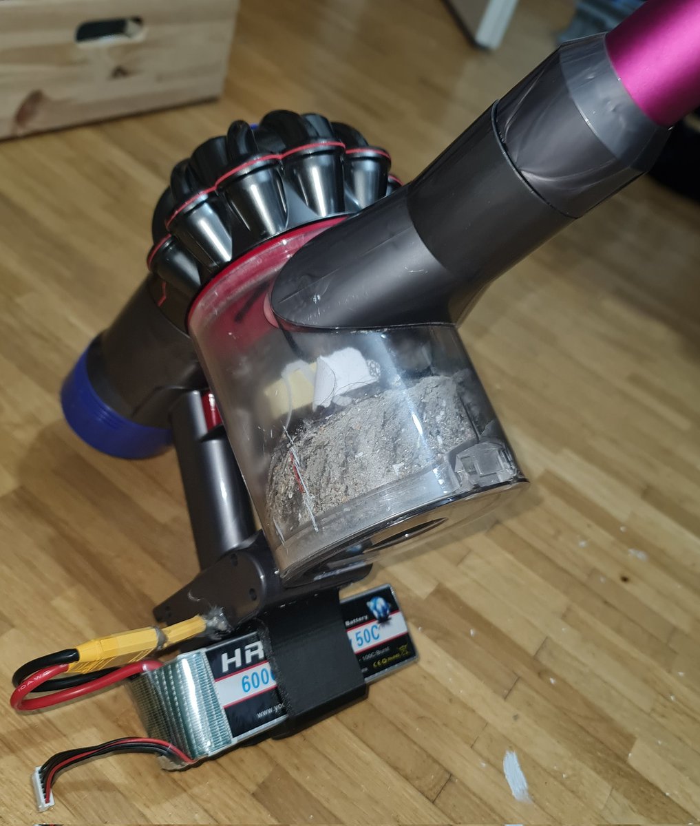 Axolotroll's tweet photo. @Dyson hey, I was wondering, is this following your guidelines ? Cause I'd love to buy a genuine replacement battery, but I've been waiting for stock on the swiss site for at least a few months - and was noticed the day there was ! but all was gone again as my vacacion ended :'D https://t.co/ABQ0UCeI1a