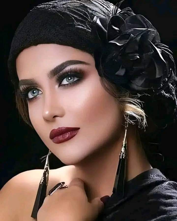 المـــرأه حين تعشق 💗
    لا تعرف فراق في عشقها
      تحمل نهر من العطاء في قلبها
   تغار من نسيم الهواء على حبيبها
   عنيده جدا في عشقها 
          حين تنجرح 💔
          لا تبالي بـ قلبها ففي ضعفها قوه
  إحذر من بنت حواء💗
   حين تحب بصدق
  لا ترى بـ عينها بل بـ قلبها