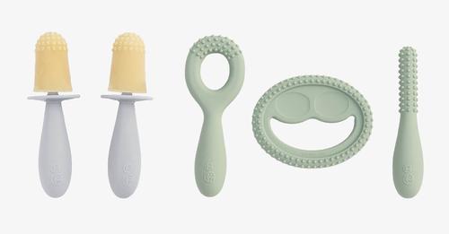 ezpzfun's tweet photo. Looking for a unique #babyshower gift? Check out our top-selling pre-feeding bundle ($32.99)! It includes our Oral Development Tools (3 tools to help babies practice chewing + feeding skills) &amp; Tiny Pops (popsicle mold for infants). Shop: https://t.co/hK7SoAVpsA #ezpzfun #BLW https://t.co/Sxvbikt1Cs