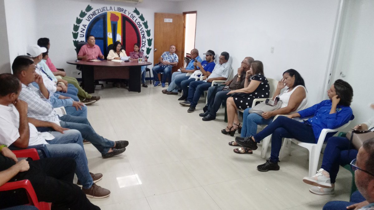adnvaesparta's tweet photo. En el #CES se orientan las acciones políticas para los 11 Municipios sobre la evaluación de sus estructuras y la conformación de los Comités Locales.  #31May 

#ADNuevaEsparta https://t.co/kdShqQdtr0