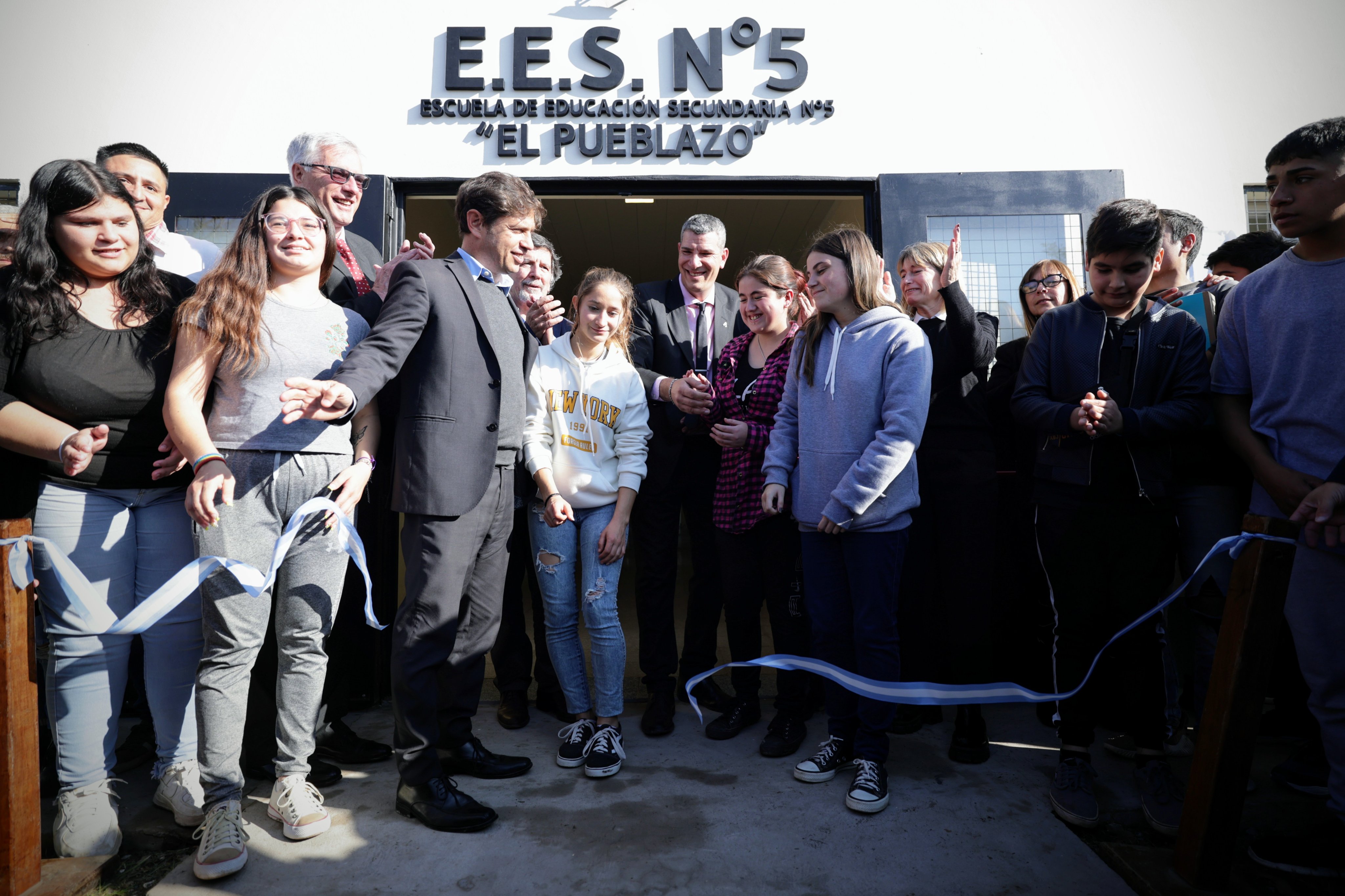 Kicillof inauguró un edificio escolar y entregó computadoras a estudiantes de General Belgrano