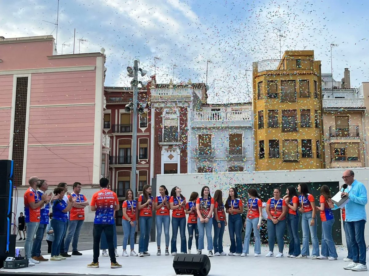 handbolonda's tweet photo. ¡Subcampeonas de España! 🥈👏

🔵🟠📸  Del acto oficial de recepción a nuestras cadetes por parte del @OndaAjuntament y el público ondense en el raval de San José. 👏

¡ 1, 2, 3, Onda! 🔝 https://t.co/FADgm5GgAB