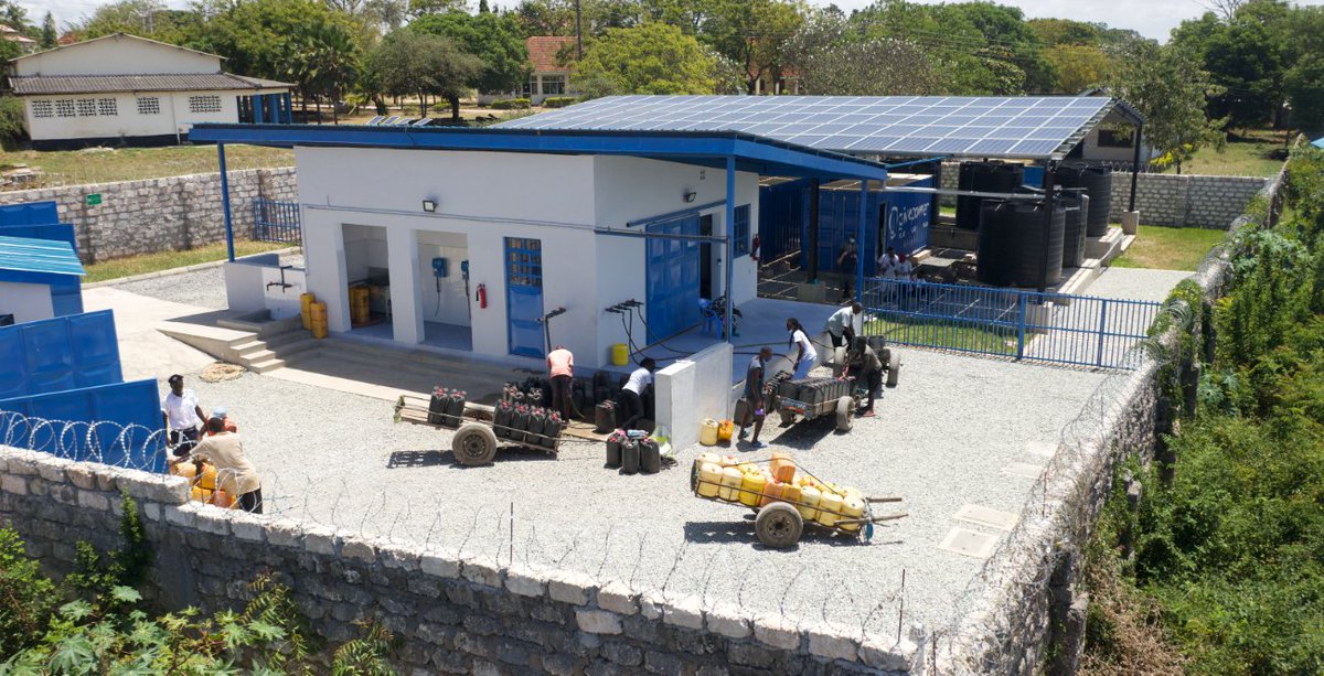 GivePowerFdn's tweet image. For every 1,960 liters of water distributed, we save 1 Tonne of CO2 from being released into the atmosphere. Over the next 20 years, our current Solar Water Farm portfolio in Kenya could prevent the creation of up to 1.45 m Tonnes of harmful CO2.

#GivePower #CarbonAvoidance