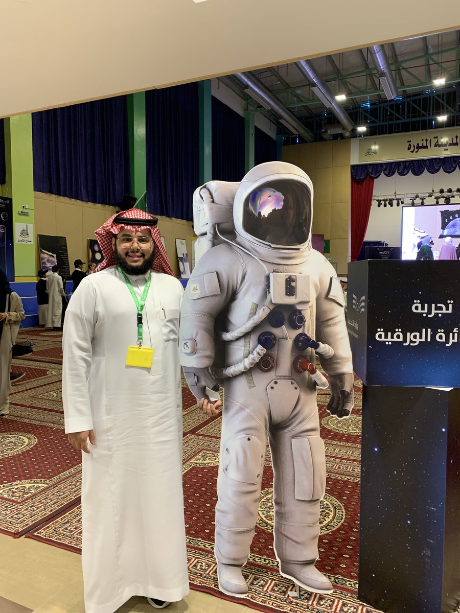 Omar2015T's tweet photo. نحمد الله على سلامة أبطالنا رواد الفضاء  #ريانة_برناوي و #علي_القرني على انجاز المهمة العلمية بنجاح.
وكان لي عظيم الشرف في تدريب طلاب المرحلة المتوسطة من مدارس الخندق الأهلية على تجربة الطائرة الورقية والتي نفذت مع روادنا أثناء تواجدهم في محطة الفضاء الدولية.
@alkhandakschool https://t.co/ApcEIXDKWr