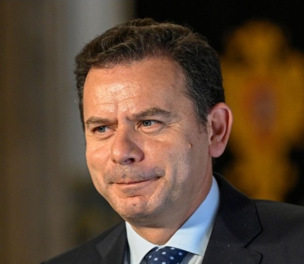 não posso ser a única pessoa que acha o Pedro Teixeira da Mota e o Luís Montenegro estranhamente parecidos