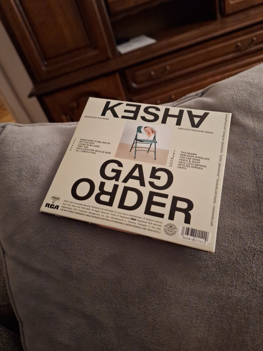 I'M SO HAPPY I NEED TO GO TO THE POST OFFICE FOR MY VINYL BUT OMG LOVE U @KeshaRose #GagOrder #Kesha #EatTheAcid