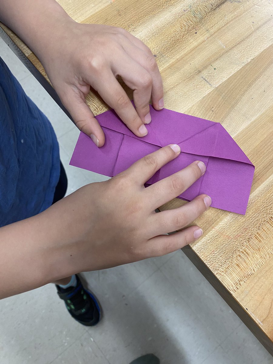 MsDTeachesArt's tweet photo. Today, an amazing artist showed his class how to create origami houses to add to the arpilleras. So creative! https://t.co/VrviGICv19