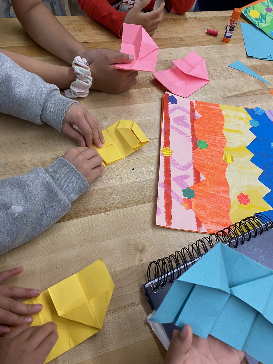 MsDTeachesArt's tweet photo. Today, an amazing artist showed his class how to create origami houses to add to the arpilleras. So creative! https://t.co/VrviGICv19