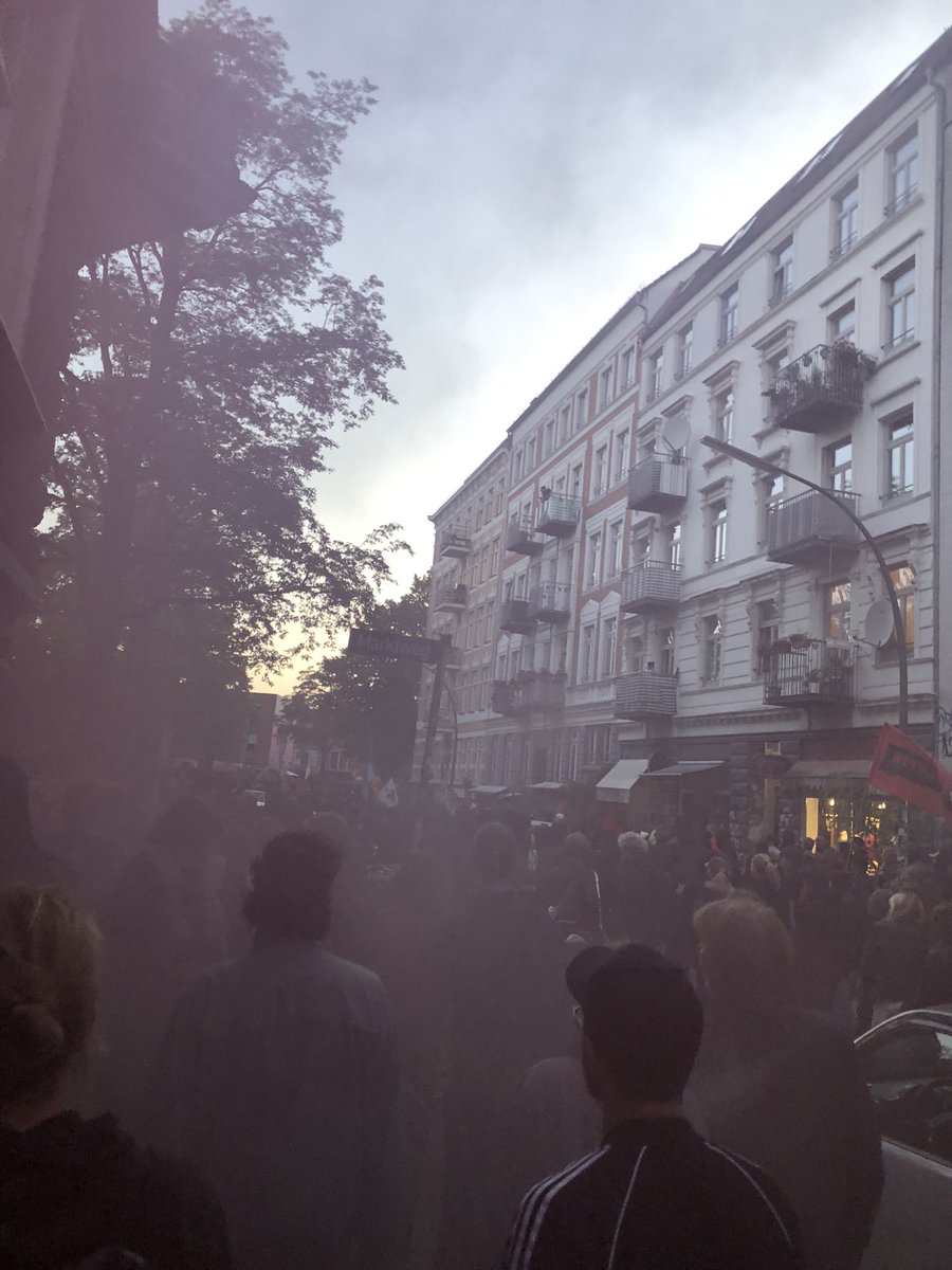 leftistspirit's tweet photo. Hamburg ist solidarisch mit #LinaE 
Die #Polizei antwortet mit Kesseln und Schlagstock! https://t.co/46OIo4m4d3