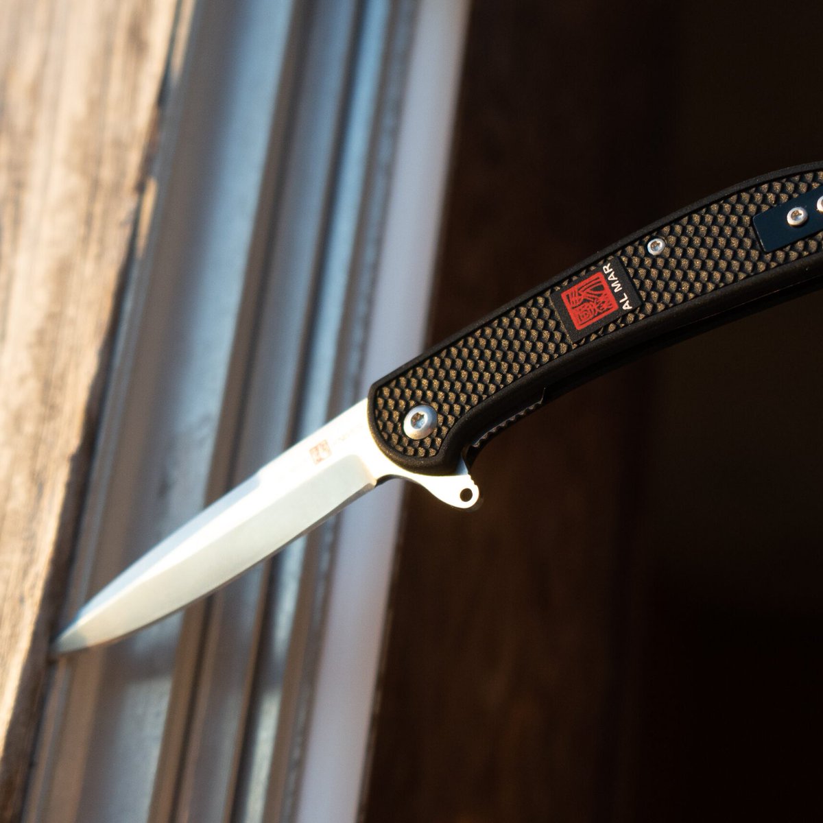 Precision-crafted for the most discerning adventurers. Get your hands this Ultralight Al Mar Knife today. #knife #knives #knifelife #everydaycarry #handmade #knifecut #knifemaker #knifemaking #blade 

bit.ly/42xxOrS