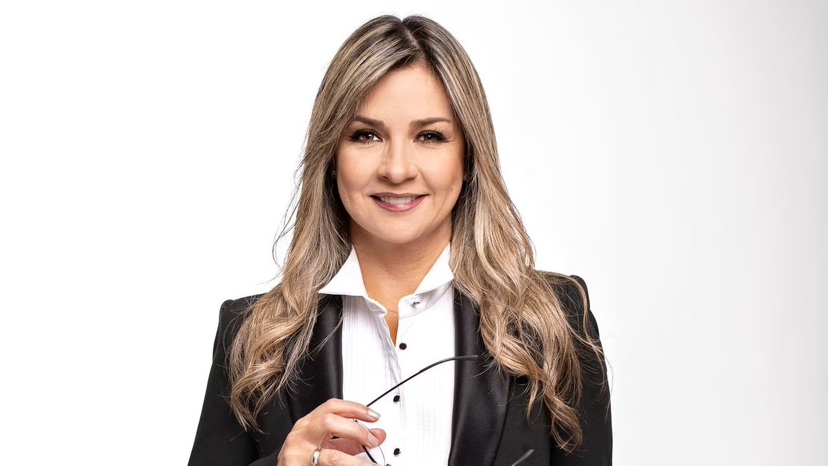 ElDatoIntern's tweet photo. Manifestamos nuestra solidaridad con Vicky Dávila, quien en este momento está siendo perseguida por un gobierno criminal y le tienen chuzado el celular. Sigue adelante con valentía @VickyDavilaH , los Colombianos buenos somos más y te respaldamos. https://t.co/A2uTa01S3g