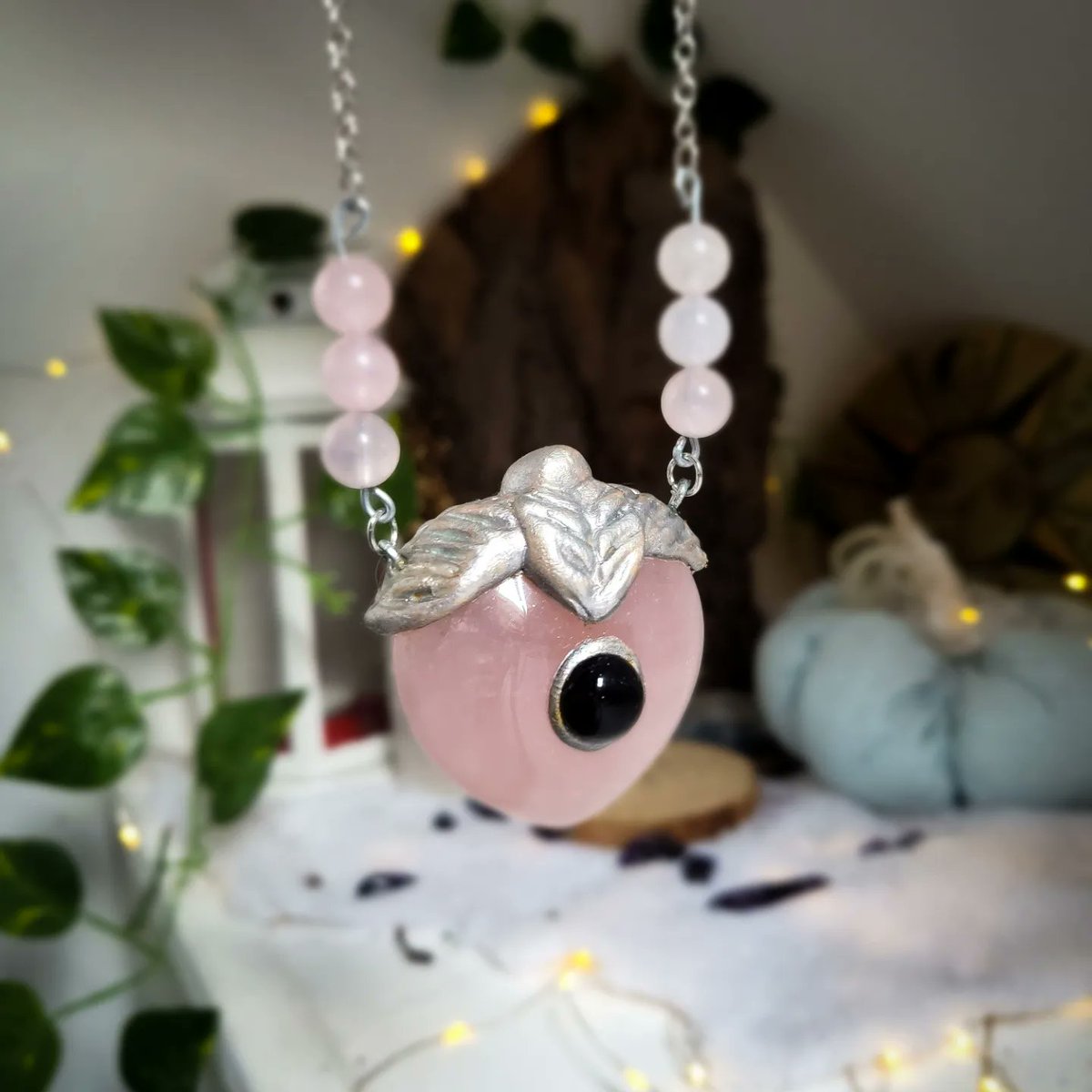 Moona_creations's tweet photo. Collier personnalisé ❤️
Ce joli collier quartz rose en forme de cœur et petite pierre d'Amethyste va bientôt rejoindre son foyer ✨️
Un cadeau pour la fête des mères entièrement pensé et personnalisé 🥰
Un ptit RT ? 🥹😁
#bijouxfimo #quartzrose #fêtedesmeres https://t.co/oXCJQquTYs