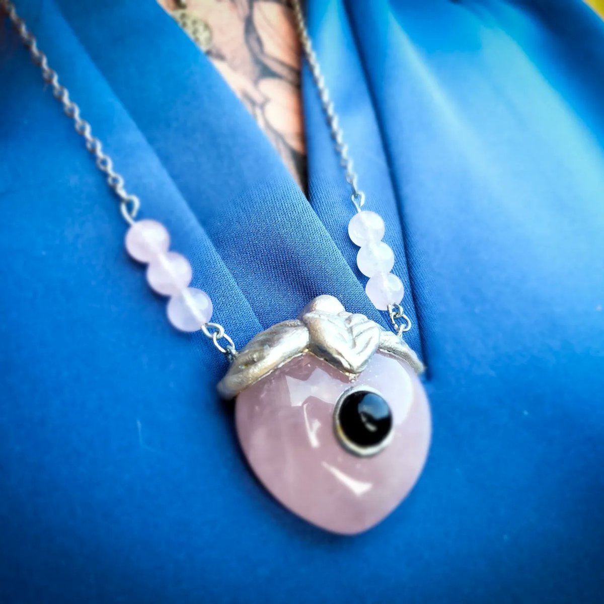 Moona_creations's tweet photo. Collier personnalisé ❤️
Ce joli collier quartz rose en forme de cœur et petite pierre d'Amethyste va bientôt rejoindre son foyer ✨️
Un cadeau pour la fête des mères entièrement pensé et personnalisé 🥰
Un ptit RT ? 🥹😁
#bijouxfimo #quartzrose #fêtedesmeres https://t.co/oXCJQquTYs