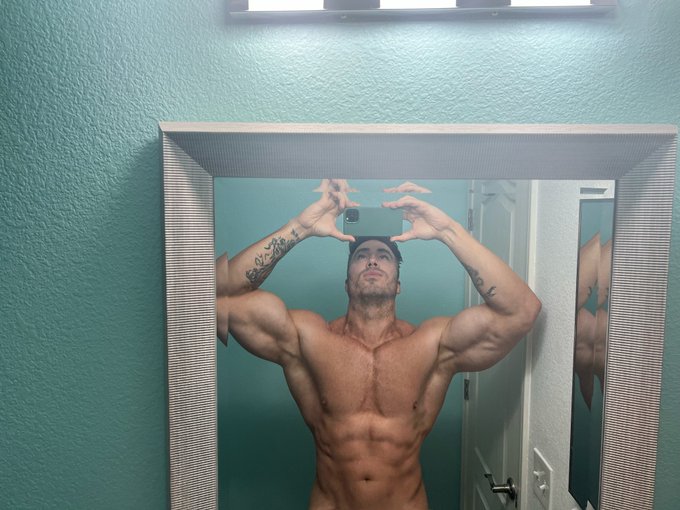Retweet only if your type is tall, big, ripped, handsome &amp; hung 😉 https://t.co/oozvelQbpJ