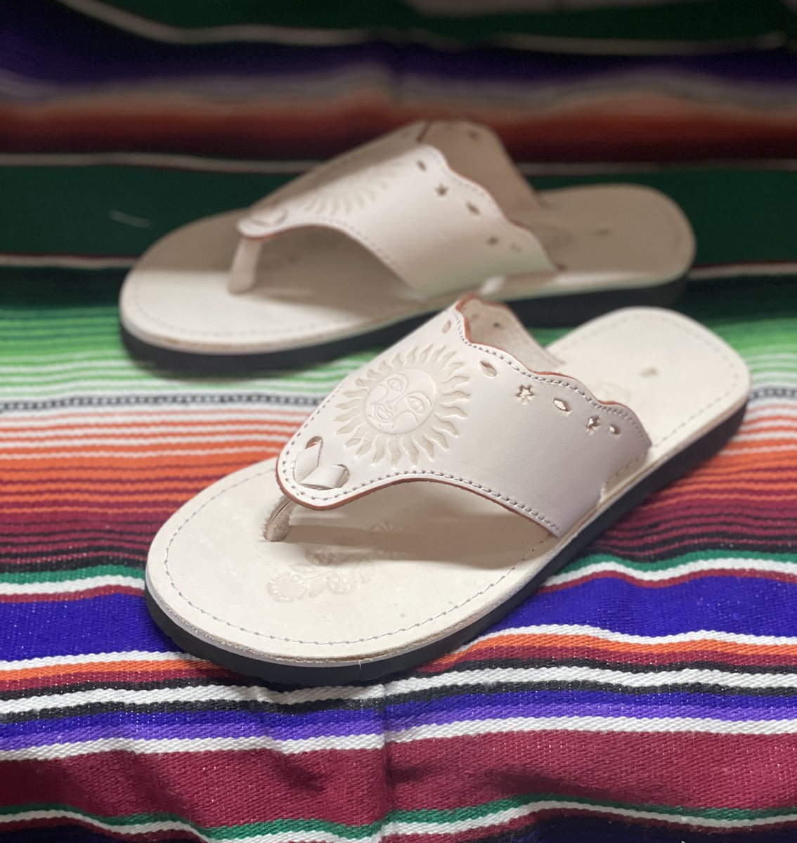 Beautifully finished leather sandals 🌞 
🔎Shop: Leather Sandal - Natural Sun
In stock & ready for purchase! 

shop rodeodurango.com or link in bio #leathersandal #artesaniasmexicanas #huarachesmexicanos #rodeodurango