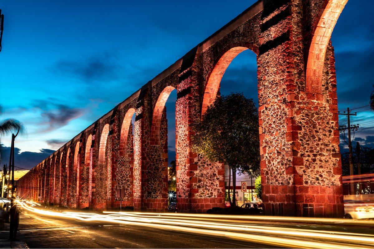 #BuenasNoches desde los #Arcos en #Querétaro, imponentes estructuras de cantera te transportarán al pasado colonial de la ciudad. 🐎⛲

Admira las vistas panorámicas que ofrecen. 🤩
¡Un lugar icónico que no puedes dejar de visitar en tu aventura por esta entidad!