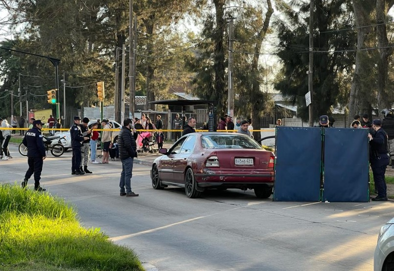 CronicasDelEste's tweet photo. MATARON A UN JOVEN DE 24 AÑOS Y SU NOVIA QUEDÓ HERIDA, IBAN EN UN AUTO Y LES DISPARARON DESDE UNA MOTO
https://t.co/OETnhixKsM https://t.co/WDeTLIaJyw