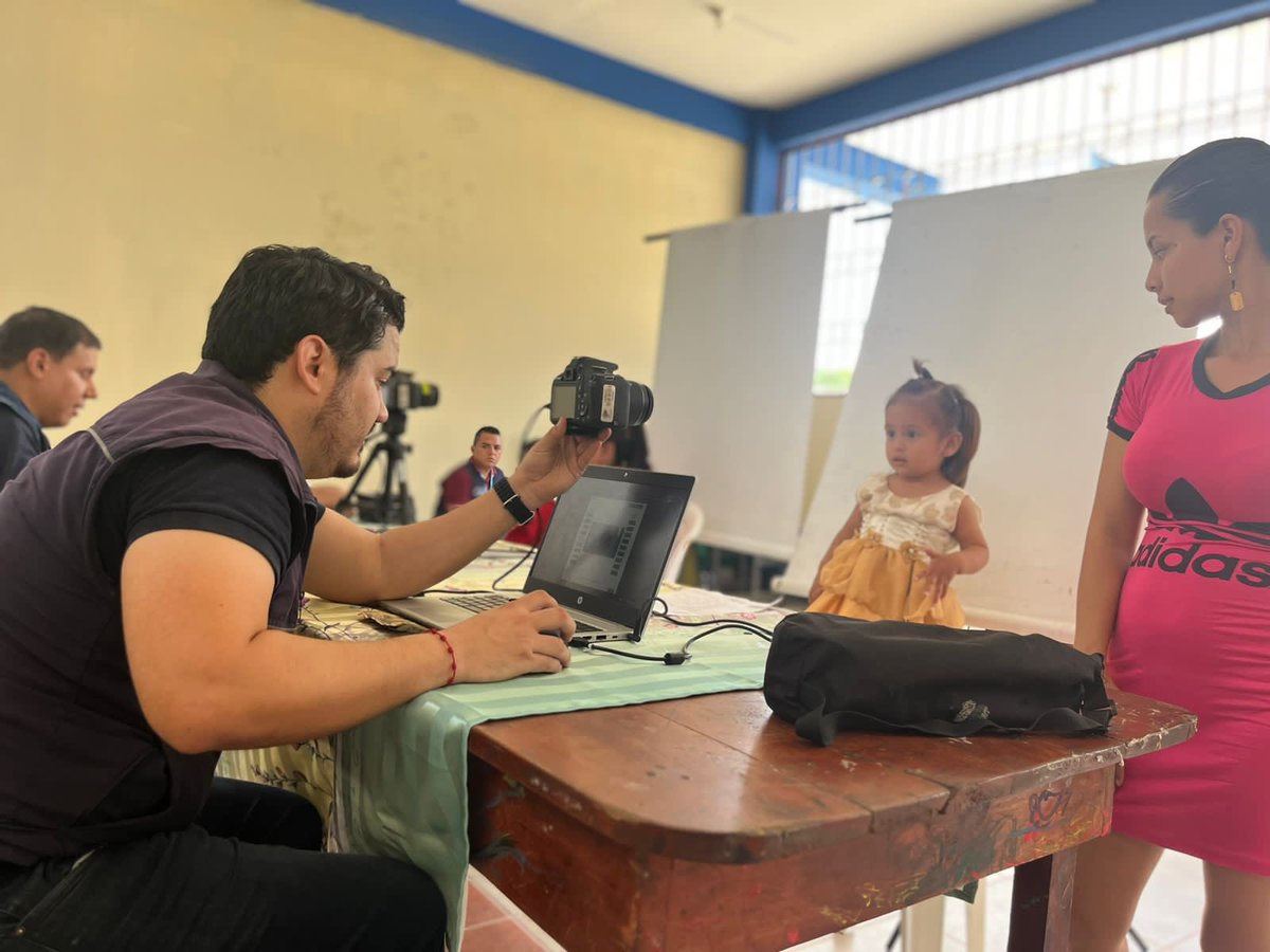 InfanciaEc's tweet image. Cómo parte de los compromisos obtenidos en la Mesa Intersectorial Cantonal de #Balao, junto con @InclusionEc, @Salud_Ec y @RegistroCivilec se gestionaron 80 cédulas por primera vez y la #Vacunación2023 de la poliomielitis, sarampión y rubéola para los niños y niñas del cantón.