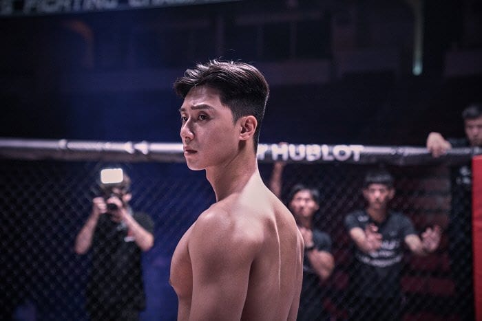 kittie_cwb's tweet image. #TheDivineFury
Yong Hoo perdeu o pai em um acidente quando era criança. Desde então, ele desconfia e se ressente das pessoas. Agora, ele é campeão em artes marciais. Ele conhece o padre An, que é um exorcista. Eles se envolvem em um caso e devem lutar contra um mal poderoso.