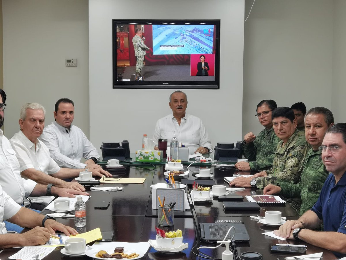 cmmerino's tweet photo. En el seno de los trabajos de la Mesa para la Construcción de la Paz y la Seguridad, reforzamos la agenda común de seguridad y justicia, evaluando los avances y retos en materia de seguridad para continuar garantizando la paz y la tranquilidad de los tabasqueños. https://t.co/izhWvQ0H51