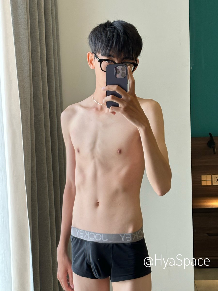 HyaSpace's tweet photo. Ốm quá..
Có nên quay gì up k nhỉ 👾👾 
Ig: Hyaspace_01 https://t.co/1yVpcxPCpP