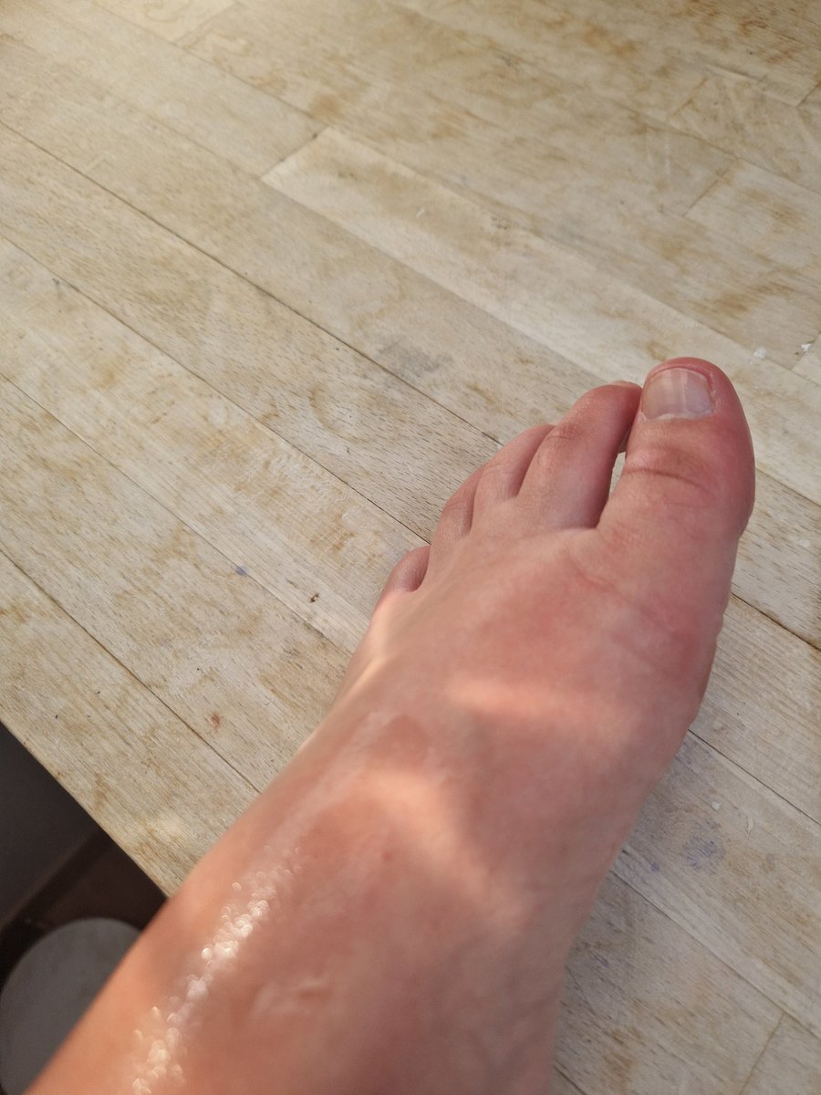 magicwfeet's tweet photo. @ArianamarieeF Shining toes for all the daddies https://t.co/EEytY3u0PY