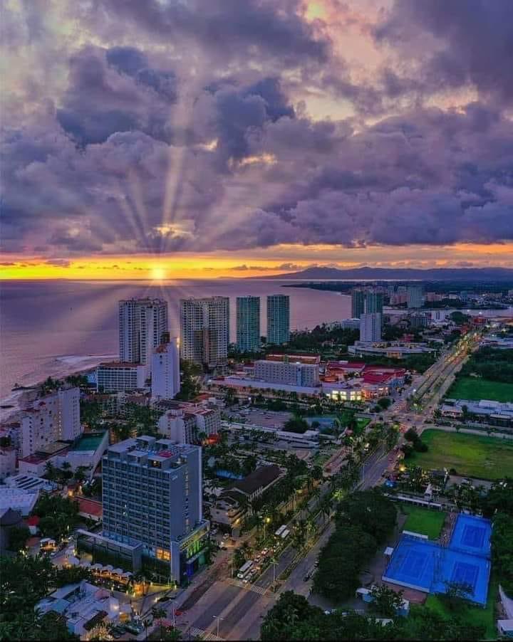 CarlaEsparzaVta's tweet photo. Hoy en nuestro Paraíso estamos de manteles largos! #PuertoVallarta cumple 105 años! 🎉 🎂🍾💜🙋‍♀️
Platícame cuál es el lugar que más te gusta de este bello Puerto? 🫶🏻
#CarlaEsparza #CEs 
#ComprometidaContigo 
#PuertoVallarta https://t.co/4wioQF5umJ