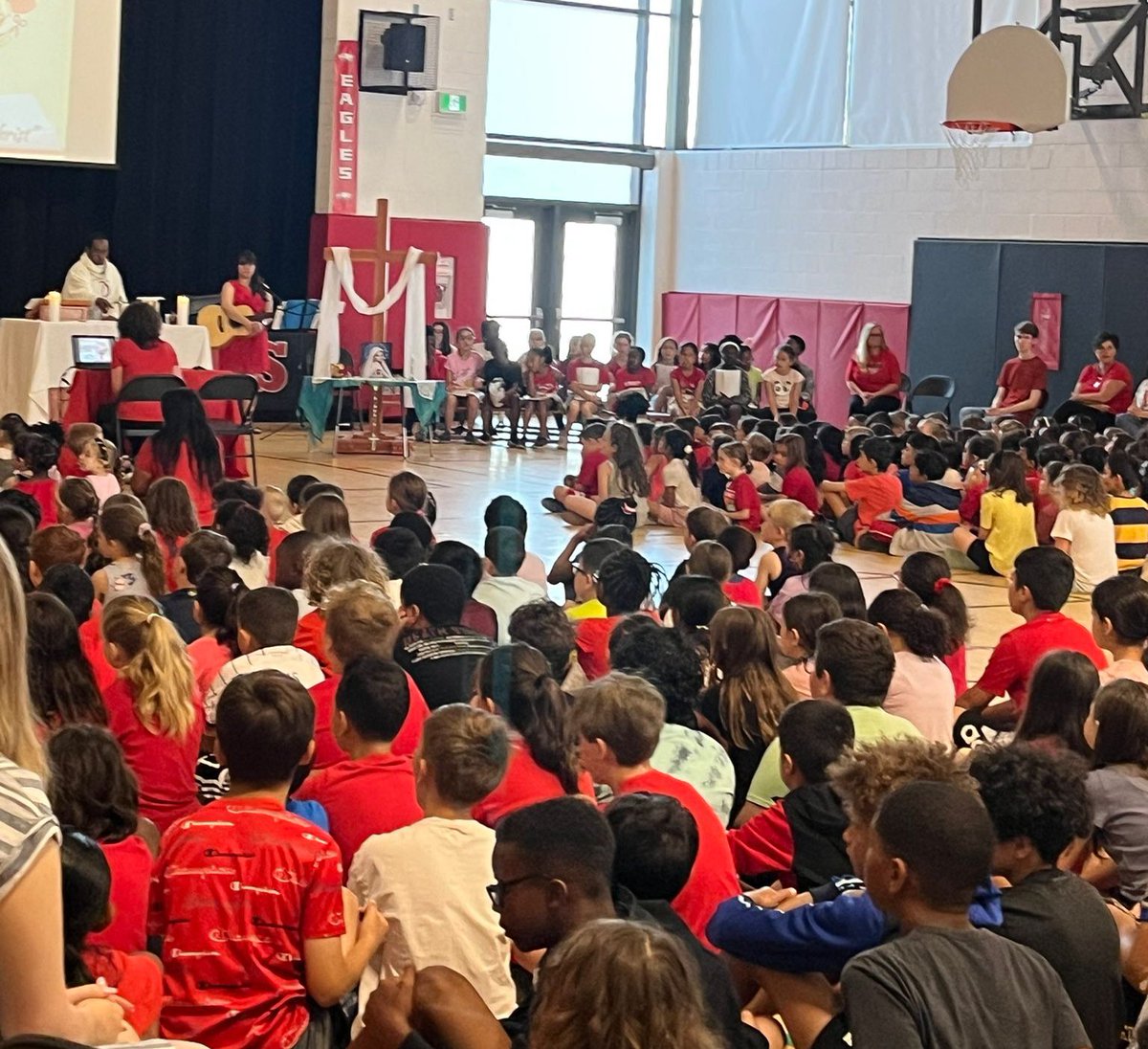A beautiful show of support today @St_EVAN_Caledon as we celebrated our final mass with Fr. Ravi and were led in song and prayer by our amazing YFAs and choir. #RedShirtDay #RedforAccessAbility
