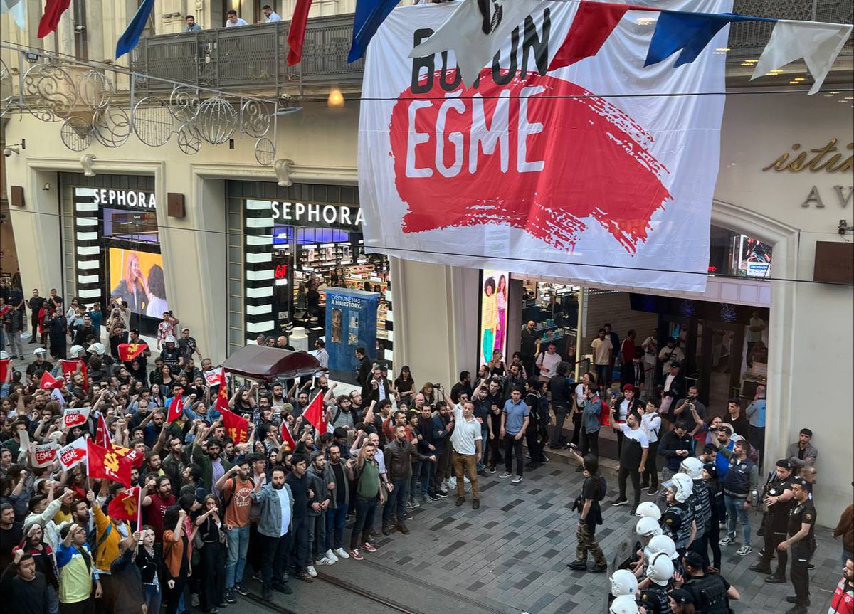 tkpninsesi's tweet photo. 10 yıl önce gerici AKP iktidarına karşı milyonların sokağa döküldüğü onurlu direnişimizin başladığı yerde bir aradayız.
Boyun eğmeyenler kazanacak, biz kazanacağız!
#BoyunEğme
#GeziOnurumuzdur
#Gezi10Yaşında https://t.co/vIw5hxWUhg