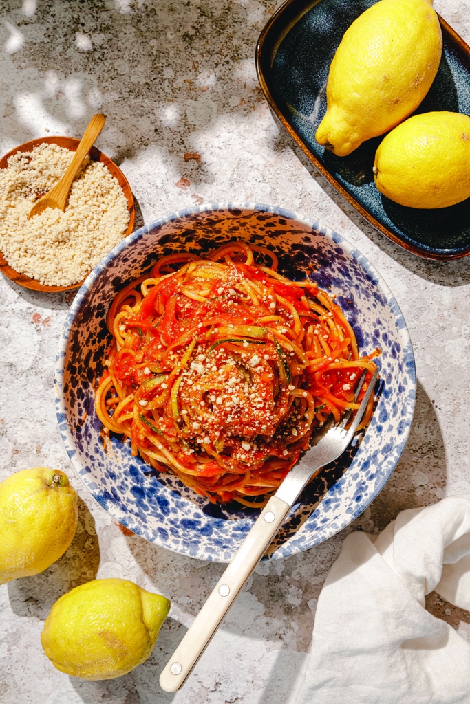 eatthisorg's tweet photo. Unsere Spaghetti mit Zucchini und Zitronen-Ingwer-Marinara sind aus unserer Küche seit einem Teneriffa-Urlaub vor knapp zehn Jahren nicht mehr wegzudenken. Das Besondere an dieser frischen und feinen Pastasauce ist – wer hätte es gedacht – Ingwer! 🫚 https://t.co/21D7Nvi0RX https://t.co/WRHZ7pJoxj