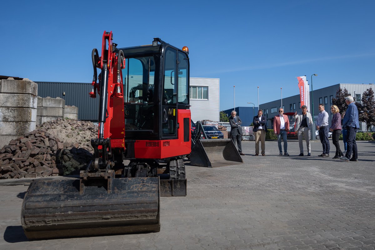 MKBNL's tweet photo. Interessant en leerzaam werkbezoek van  @voorzittermkbnl, @ministerEZK en Rob Jonkman (VNG) aan Hendrikse Wegenbouw in Soest. Het bezoek draaide om het belang van 'n goede dialoog tussen aanbestedende diensten en bedrijven voor een goed aanbestedingsresultaat. 

#BeterAanbesteden https://t.co/dJCWVri4UE