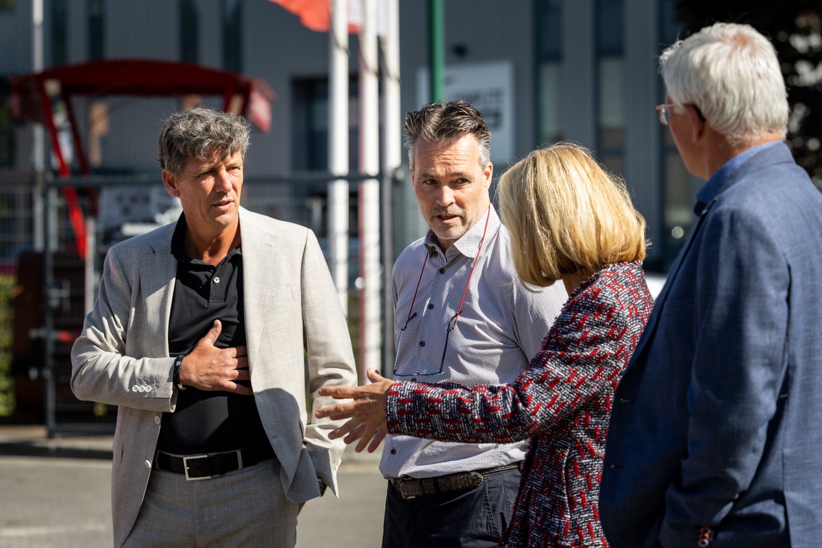 MKBNL's tweet photo. Interessant en leerzaam werkbezoek van  @voorzittermkbnl, @ministerEZK en Rob Jonkman (VNG) aan Hendrikse Wegenbouw in Soest. Het bezoek draaide om het belang van 'n goede dialoog tussen aanbestedende diensten en bedrijven voor een goed aanbestedingsresultaat. 

#BeterAanbesteden https://t.co/dJCWVri4UE