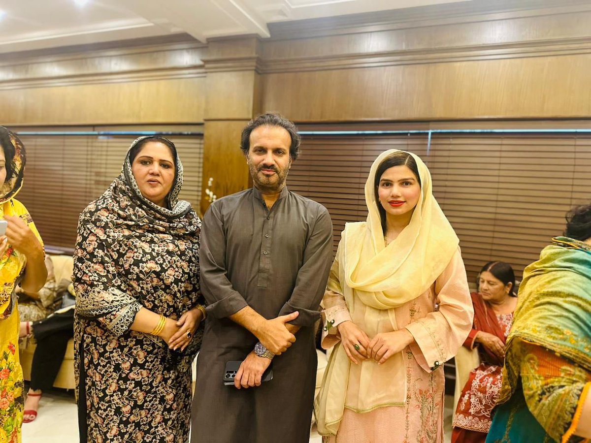 niazsheikhbwp's tweet photo. @Zunairamahum Mohtarma aap nein apnay U Tube vlog mein Pti k iftikhar durani walay mater mein Rabia Malik ke pic lagai hoi hay 
Iftikhar Durani k satb jiss khaton ke video hay wooh Rabia Malik nahi koi or Rabia name ke khaton hay
Kindly apni v log per say 
Rabia Malik ke picture ko delete kary https://t.co/CNUlU3pbUT