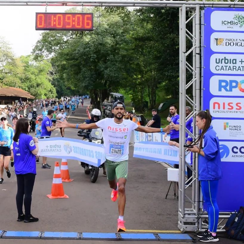 #Atletismo 🏃🏾

Gran logro para <a href="/DerlysAyala/">derlis ayala</a>  💪🏼🤩

Nuestro maratonista de élite aseguró su clasificación al 🏆🌏 Mundial de Atletismo en Budapest, 🇭🇺

Su destacado desempeño lo ha posicionado entre los 1️⃣0️⃣0️⃣ mejores del ranking mundial 🔝

#VamosParaguay 🇵🇾
#ElDeporteNosUne 🤝🏻