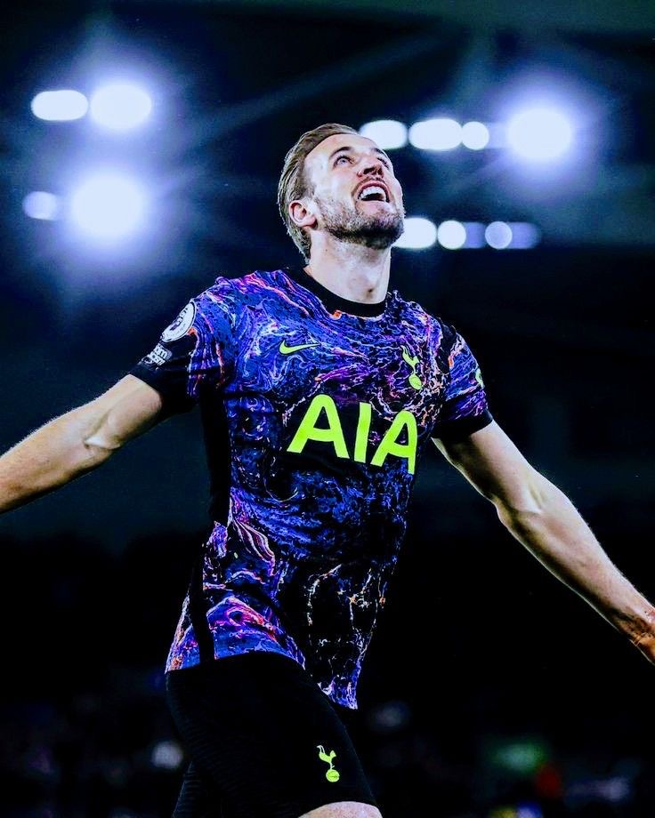 DeadlineDayLive's tweet photo. 🚨 Harry Kane will stay at Tottenham for a final season if he cannot get a move to Manchester United.

The striker has no intention of moving abroad while he is just 48 goals away from breaking Alan Shearer’s Premier League record.

(Source: Sun Sport) https://t.co/RxQbihjTMS