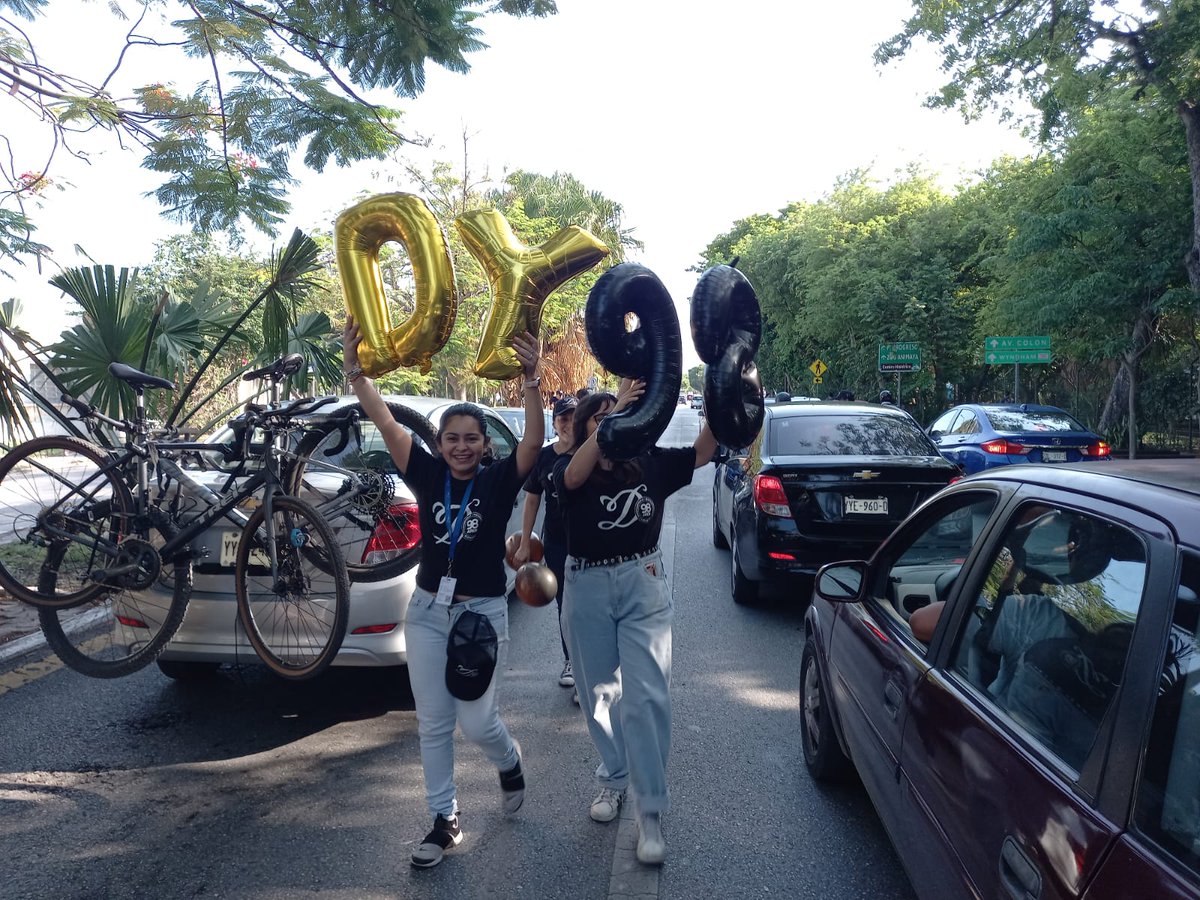 DiariodeYucatan's tweet photo. ¡Celebramos nuestros 98 años! Salimos a las calles de Mérida con sorpresas para nuestros lectores. 🎉📰  https://t.co/2KGqyovsf1 #DondeEstésDY https://t.co/gVTTAWqwpT