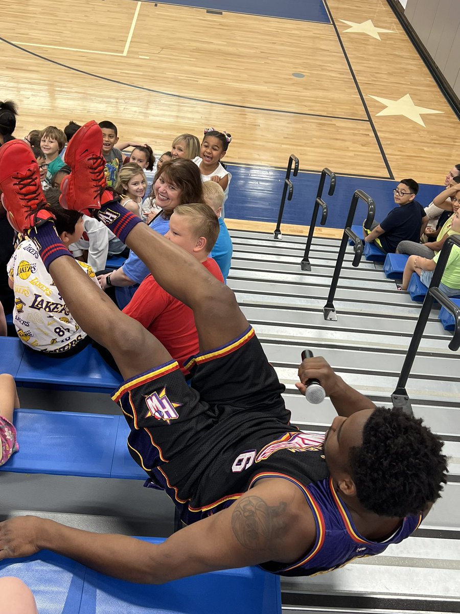 jmarch3rdGrade's tweet photo. Harlem Wizards came to Stony today! What a fun assembly hosted by the PTO! Thank you! #weare126 #stony126 https://t.co/ru5Rk6yHCg