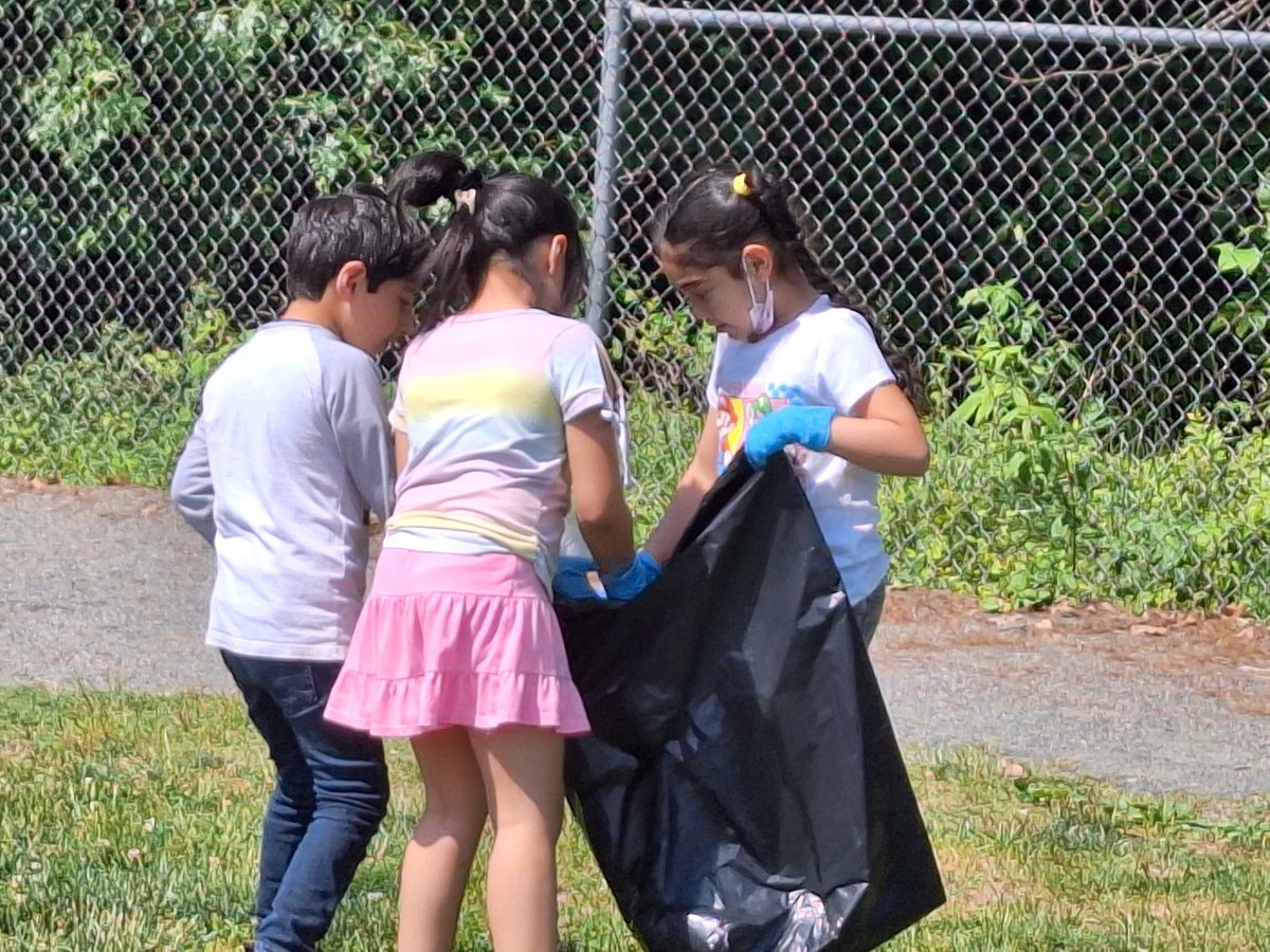 agent1979's tweet photo. Today is outside learning day, and we are learning how to take care of our school!
#tinycubs
@Dale_City_ES 
#goodvibes https://t.co/HxLBWgoh1l