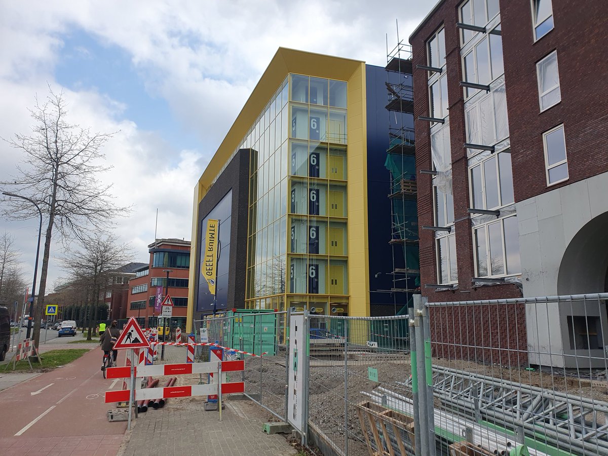 OnleefbrCapelle's tweet image. Het pand naast #allsafe (Hortus) begint in soort van eindfase te belanden. Het ontsiert wel de buurt die eindelijk met het kekke jaren '30 geel van allsafe wat was opgeknapt. #capelleaandenijssel